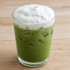 Es matcha latte dengan foam krim tebal di atasnya