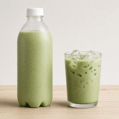 Foto botol 1 liter berisi matcha latte dan segelas es matcha latte di sampingnya